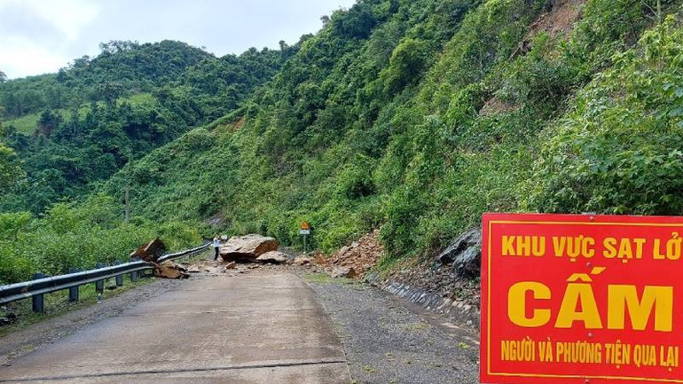 Đá từ trên núi rơi xuống mặt đường Hồ Chí Minh nhánh tây đoạn qua xã Trường Sơn, huyện Quảng Ninh gây tắc đường trong sáng nay.