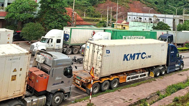 Phương tiện chở hàng hóa ùn ứ tại khu vực cửa khẩu quốc tế Cha Lo ngày 14/5.