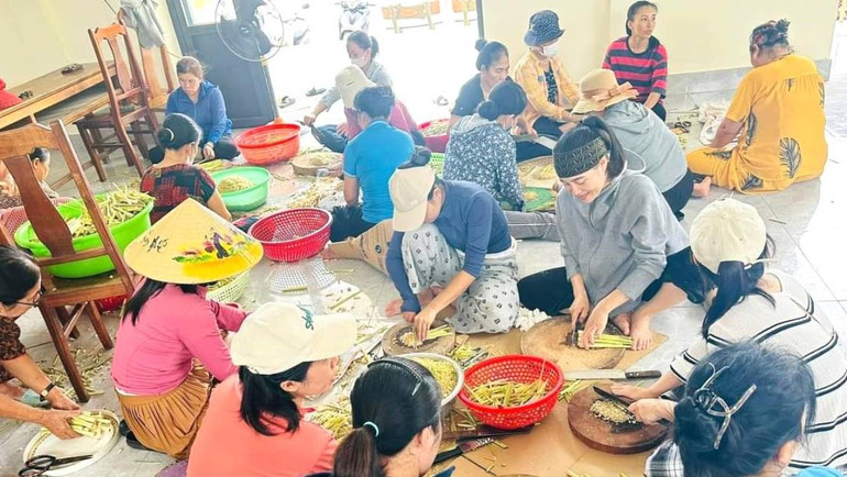 Các mẹ, các chị ở phường Phú Hải, thành phố Đồng Hới mua thịt lợn, các nguyên liệu rồi mỗi người một việc để chế biến món thịt ruốc sả.