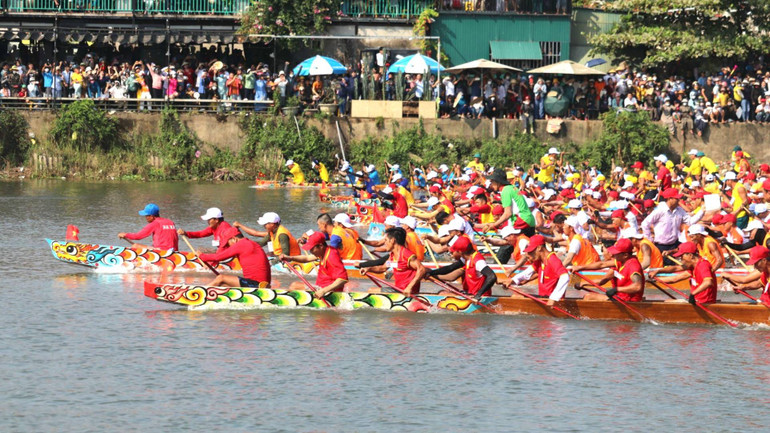 Trên đường đua xanh, ở những khúc sông cua, các đội bơi nam thường so kè nhau từng tí một, vận động viên nào cũng cố sức và hợp lực để đưa thuyền mình vượt lên thuyền bạn.