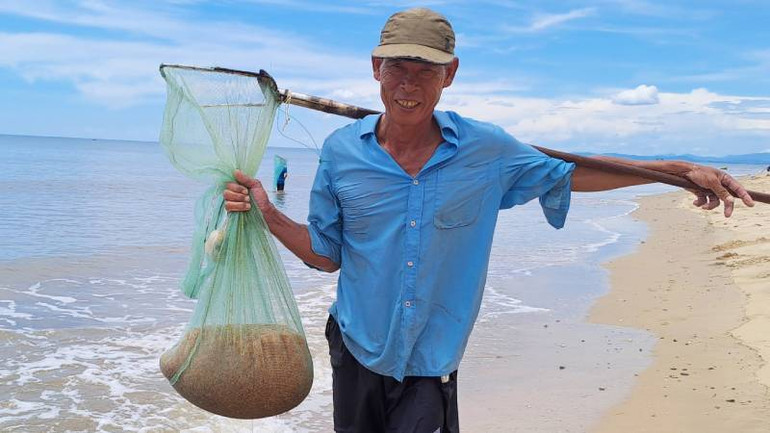 Ngư dân Quảng Phú vui với thành quả của mình sau hơn 1 giờ cào ruốc.