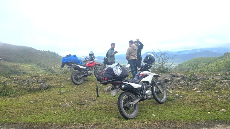 Khách du lịch nước ngoài tham quan cung đường Hồ Chí Minh nhánh tây đoạn giữa 2 tỉnh Quảng Bình và Quảng Trị bằng xe mô-tô.