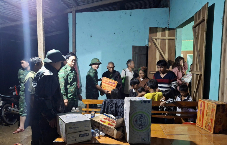 Chính quyền, lực lượng chức năng tỉnh Quảng Bình tổ chức sơ tán 874 hộ với 3059 nhân khẩu ra khỏi khu vực có nguy cơ sạt lở, ngập sâu đến nơi an toàn. Chính quyền, lực lượng chức năng tỉnh Quảng Bình tổ chức sơ tán 874 hộ với 3059 nhân khẩu ra khỏi khu vực có nguy cơ sạt lở, ngập sâu đến nơi an toàn.