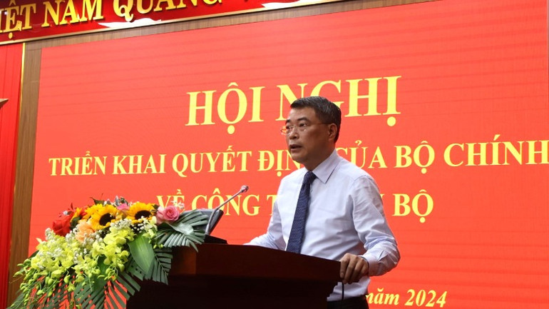 Đồng chí Lê Minh Hưng phát biểu chúc mừng và giao nhiệm vụ cho tân Bí thư Tỉnh ủy Quảng Bình Lê Ngọc Quang. Đồng chí Lê Minh Hưng phát biểu chúc mừng và giao nhiệm vụ cho tân Bí thư Tỉnh ủy Quảng Bình Lê Ngọc Quang.