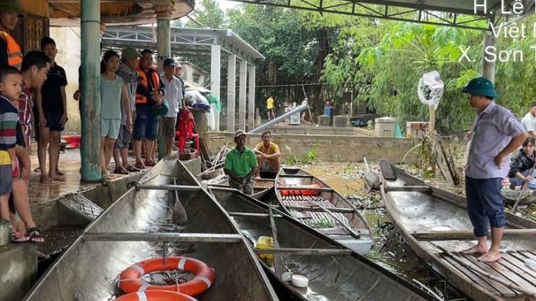 Sân ngôi nhà nơi xảy ra vụ 2 bé trai đuối nước thương tâm.