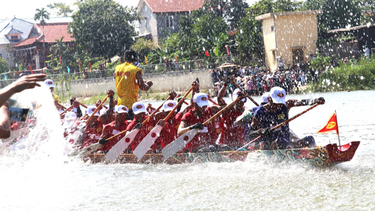 Về cuối chặng đua, các vận động viên nam cầm chắc mái dầm, cúi đầu vục sâu, liên hồi mái dầm xuống nước để đưa thuyền lao nhanh về đích. Kiến Giang dậy sóng mừng ngày Tết Độc lập của dân tộc.