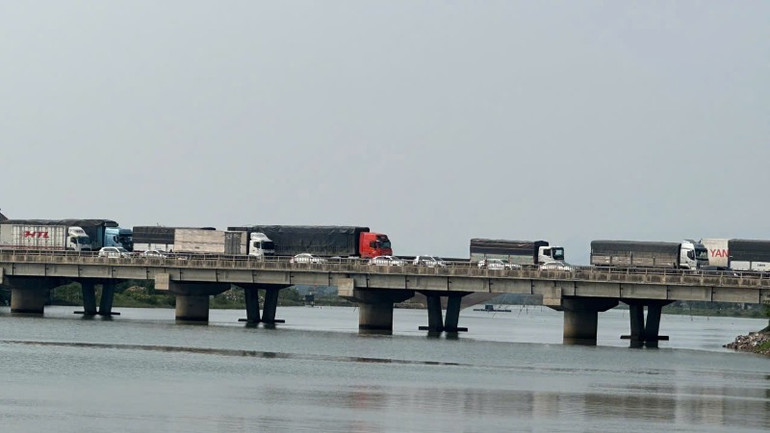 Nhiều xe ô-tô dừng ngay trên cầu Lý Hòa trên Quốc lộ 1.