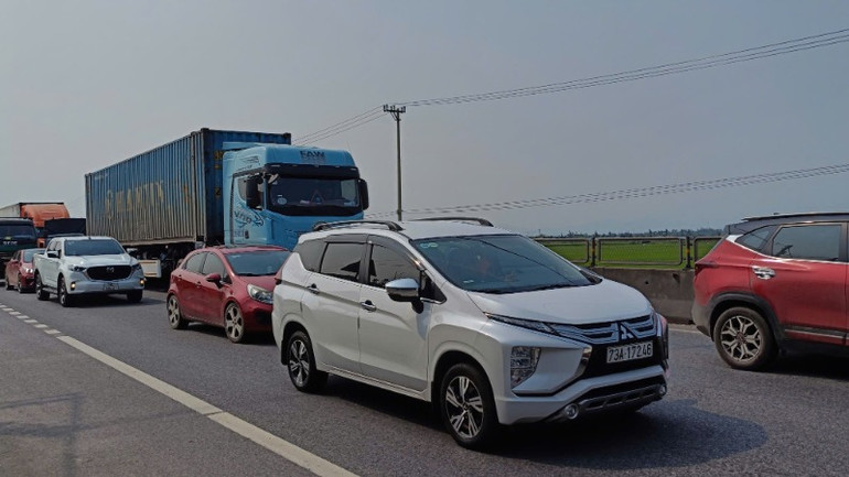 Đến 11 trưa nay, phương tiện di chuyển qua đoạn đường bị tắt vẫn rất chậm.