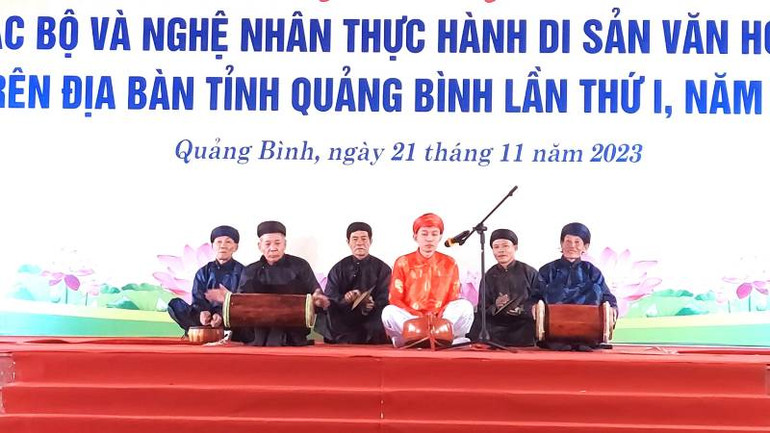 Biểu diễn hát sắc bùa của các nghệ nhân dân gian huyện Minh Hóa (Quảng Bình).