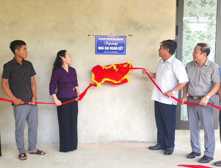 Các đồng chí lãnh đạo tỉnh Quảng Bình làm thủ tục khai trương nhà mới tặng người dân.