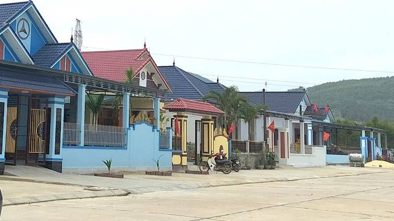 Nhà cửa của người dân ở khu tái định cư ở xã Vạn Ninh, huyện Quảng Ninh được xây dựng khang trang, hạ tầng đồng bộ. Nhà cửa của người dân ở khu tái định cư ở xã Vạn Ninh, huyện Quảng Ninh được xây dựng khang trang, hạ tầng đồng bộ.