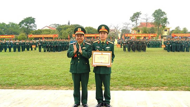 Thiếu tướng Nguyễn Ngọc Hà trao danh hiệu "Đơn vị huấn luyện giỏi" cho đơn vị thuộc Bộ Chỉ huy Quân sự Quảng Bình.