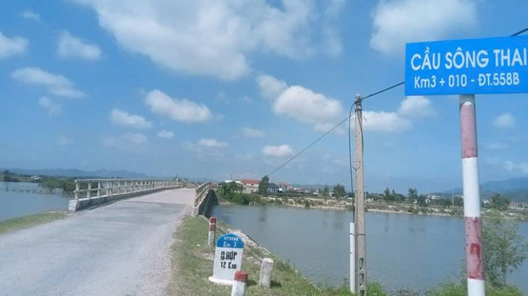 Cầu sông Thai nằm trên tuyến đường quan trọng nối vùng tây bắc với trung tâm huyện Quảng Trạch và Quốc lộ 1 xuống cấp làm nhiều người dân lo lắng. (Ảnh: HG)