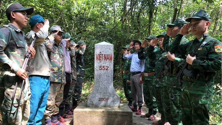 Đội công tác của Đồn Biên phòng Làng Mô và xã Trường Sơn cùng lực lượng bảo vệ biên giới của Lào chào cột mốc quốc giới.