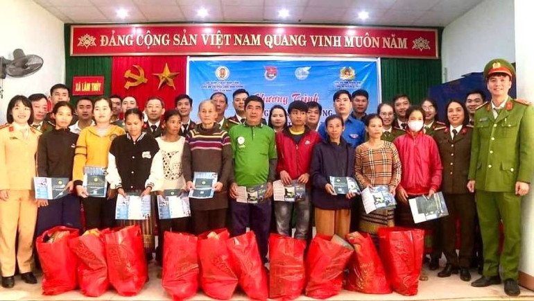 Công an huyện Lệ Thủy, tỉnh Quảng Bình phối hợp các đơn vị trong ngành thăm, tặng quà Tết cho người dân ở xã biên giới Lâm Thủy.