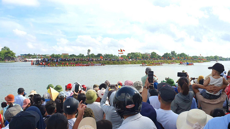 Hàng vạn người dân địa phương và du khách đã đổ về thị trấn Kiến Giang và 2 bên bờ sông Kiến Giang để cổ vũ làm cho không gian lễ hội càng thêm phần sôi động, hào sảng.