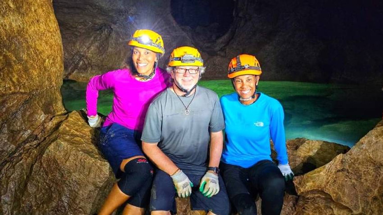 Khách nước ngoài rất thích thú khi trải nghiệm hang Chà Lòi, huyện Lệ Thủy với cảm giác mát lạnh (Ảnh Cương Trần)