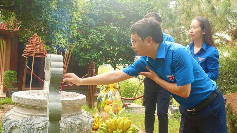 Đại diện tuổi trẻ tỉnh Quảng Bình dâng hương, viếng mộ Đại tướng Võ Nguyên Giáp