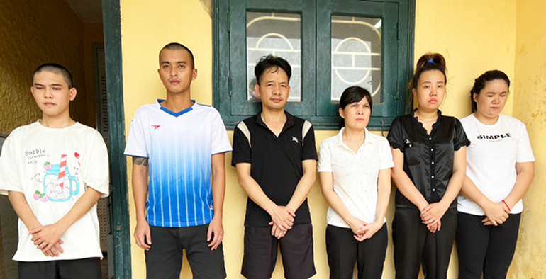 Nhóm đối tượng bị Công an Quảng Bình bắt giam về tội “Lừa đảo chiếm đoạt tài sản”. (Ảnh: công an Quảng Bình) Nhóm đối tượng bị Công an Quảng Bình bắt giam về tội “Lừa đảo chiếm đoạt tài sản”. (Ảnh: công an Quảng Bình)