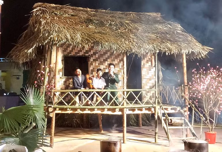 Một tiết mục hát ngợi ca người lính quân hàm xanh. Một tiết mục hát ngợi ca người lính quân hàm xanh.