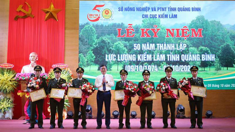 Chủ tịch tỉnh Quảng Bình Trần Thắng trao bằng khen của Ủy ban nhân dân tỉnh cho các cá nhân có thành tích xuất sắc. Chủ tịch tỉnh Quảng Bình Trần Thắng trao bằng khen của Ủy ban nhân dân tỉnh cho các cá nhân có thành tích xuất sắc.