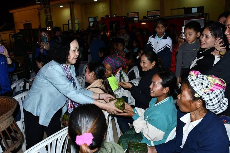 Đồng chí Thường trực Ban Bí thư tặng bánh chưng cho bà con.