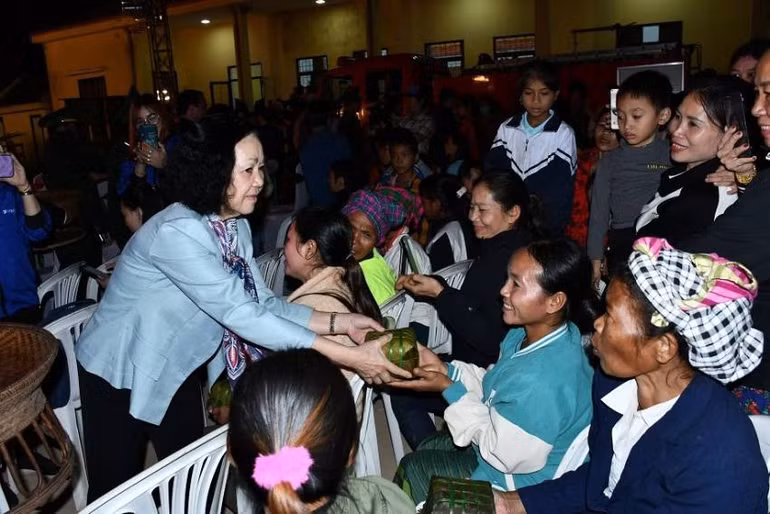 Đồng chí Thường trực Ban Bí thư tặng bánh chưng cho bà con. Đồng chí Thường trực Ban Bí thư tặng bánh chưng cho bà con.