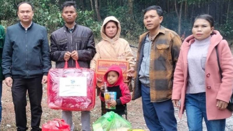 Chính quyền xã Dân Hóa, huyện Minh Hóa hỗ trợ gạo, chăn, màn và một số nhu yếu phẩm để gia đình Hồ Bai ổn định cuộc sống tạm thời.