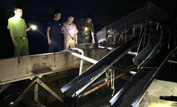 Công an Quảng Bình phát hiện, xử lý 2 đối tượng ở huyện Tuyên Hóa khai thác cát trái phép trên sông Gianh đêm 25/6/2024.