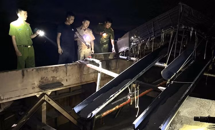 Công an Quảng Bình phát hiện, xử lý 2 đối tượng ở huyện Tuyên Hóa khai thác cát trái phép trên sông Gianh đêm 25/6/2024.