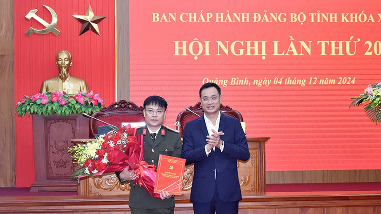 Đồng chí Lê Ngọc Quang trao quyết định của Ban Bí thư chỉ định Đại tá Nguyễn Thanh Liêm, Giám đốc Công an tỉnh Quảng Bình tham gia Ban Chấp hành, Ban Thường vụ Tỉnh ủy Quảng Bình, nhiệm kỳ 2020-2025.
