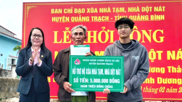 Phòng giao dịch Ngân hàng Chính sách xã hội huyện Quảng Trạch trao hỗ trợ tiền làm nhà cho người dân ở xã Cảnh Dương.