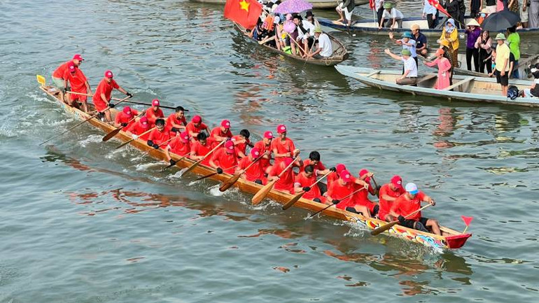 Người dân Quảng Ninh dùng thuyền để cổ vũ cho đội đua của xã mình.