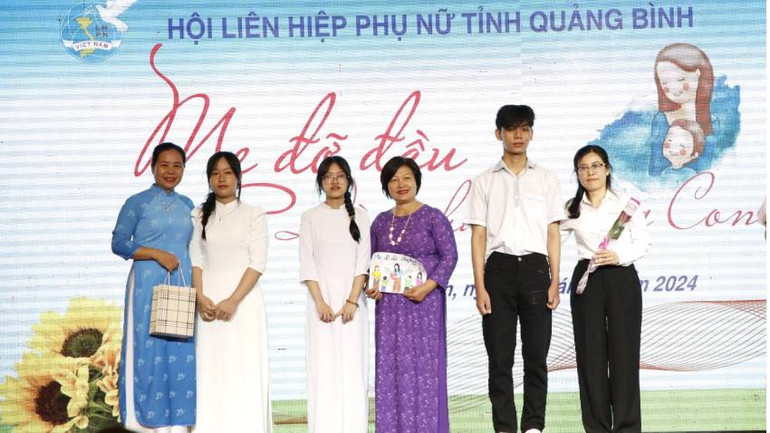 Các đại biểu tặng quà cho các cháu có thành tích cao trong học tập.