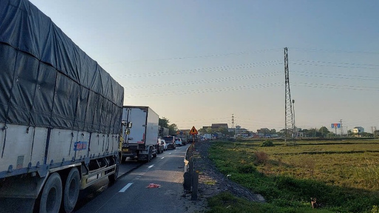 Dòng xe từ phía nam ra nhích từng tí một để qua cầu Gianh trên Quốc lộ 1.