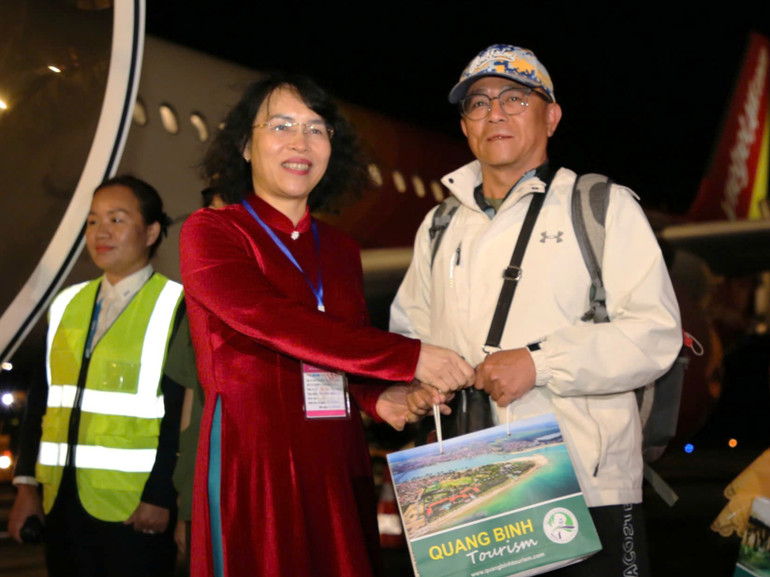 Giám đốc Sở Văn hóa, Thể thao và Du lịch Quảng Bình Nguyễn Thị Bích Thủy tặng quà cho những hành khách trên chuyến bay