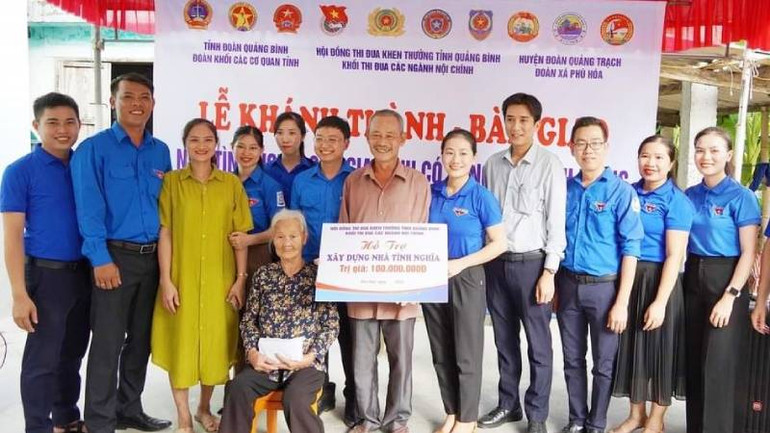 Đoàn Khối các cơ quan tỉnh Quảng Bình phối hợp với Khối thi đua các ngành Nội chính tỉnh tặng nhà tình nghĩa tại xã Phù Hóa, huyện Quảng Trạch.