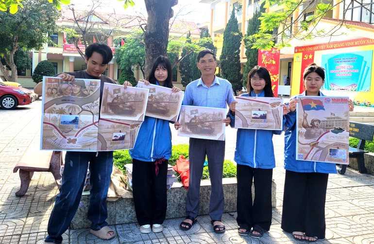 Thầy giáo và học sinh Trường trung học phổ thông Phan Đình Phùng rất vui khi được nhận phụ san kỷ niệm 50 năm Ngày giải phóng miền nam, thống nhất đất nước. Thầy giáo và học sinh Trường trung học phổ thông Phan Đình Phùng rất vui khi được nhận phụ san kỷ niệm 50 năm Ngày giải phóng miền nam, thống nhất đất nước.