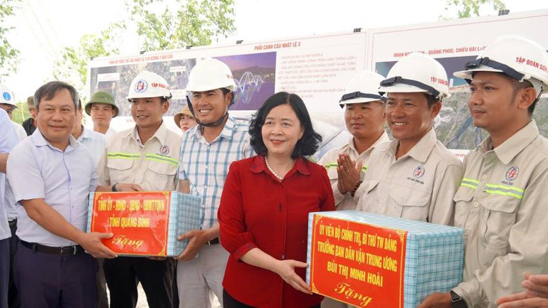 Đồng chí Bùi Thị Minh Hoài và Bí thư Tỉnh ủy Vũ Đại Thắng tặng quà cho cán bộ, công nhân thi công dự án đường ven biển và cầu Nhật Lệ 3.