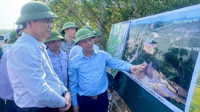 Chủ tịch Ủy ban nhân dân tỉnh Quảng Bình Trần Thắng (ngoài cùng bên trái) nghe báo cáo tình hình thi công dự án cao tốc Bắc-Nam đoạn qua địa phương