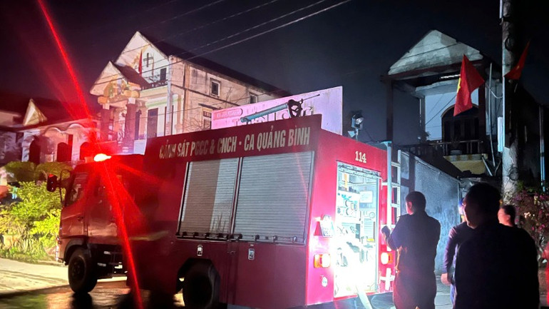 Lực lượng Cảnh sát phòng cháy chữa cháy Công an tỉnh Quảng Bình đã điều xe chữa cháy và cán bộ, chiến sĩ đến dập lửa.