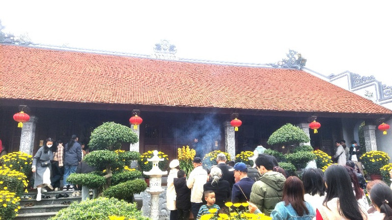 Người dân xếp hàng trật tự vào dâng hương ở chùa Hoằng Phúc. Người dân xếp hàng trật tự vào dâng hương ở chùa Hoằng Phúc.