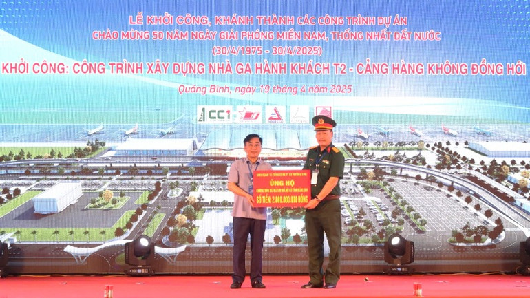 Đại diện Tổng Công ty Xây dựng Trường Sơn tặng tỉnh Quảng Bình 2 tỷ đồng hỗ trợ xóa nhà tạm, nhà dột nát cho hộ nghèo Đại diện Tổng Công ty Xây dựng Trường Sơn tặng tỉnh Quảng Bình 2 tỷ đồng hỗ trợ xóa nhà tạm, nhà dột nát cho hộ nghèo