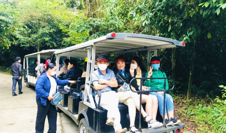 Khách du lịch thăm động Thiên Đường