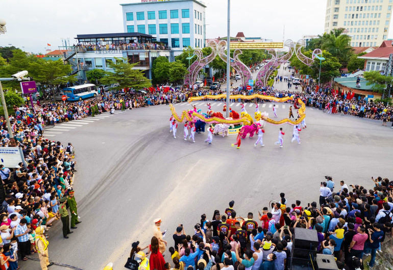 Đông đảo người dân và khách du lịch tham gia các hoạt động lễ hội ở thành phố Đồng Hới