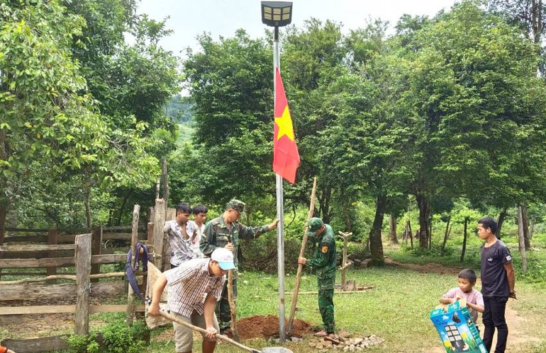 Từ 2019 đến tháng 3/2024, Bộ đội Biên phòng Quảng Bình huy động gần 6 tỷ đồng và hơn 3.500 ngày công để khảo sát, thiết kế, thi công hoàn thành 107 công trình chiếu sáng vùng biên giới với chiều dài hơn 108 km. (trong ảnh: Bộ đội Biên phòng dựng cột điện chiếu sáng bằng năng lượng mặt trời ở vùng biên giới huyện Minh Hóa) Từ 2019 đến tháng 3/2024, Bộ đội Biên phòng Quảng Bình huy động gần 6 tỷ đồng và hơn 3.500 ngày công để khảo sát, thiết kế, thi công hoàn thành 107 công trình chiếu sáng vùng biên giới với chiều dài hơn 108 km. (trong ảnh: Bộ đội Biên phòng dựng cột điện chiếu sáng bằng năng lượng mặt trời ở vùng biên giới huyện Minh Hóa)