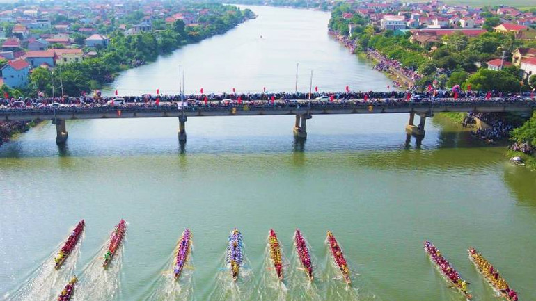 Lễ hội đua thuyền truyền thống trên sông Kiến Giang dần trở thành hoạt động văn hóa-du lịch thu hút đông du khách tham gia.