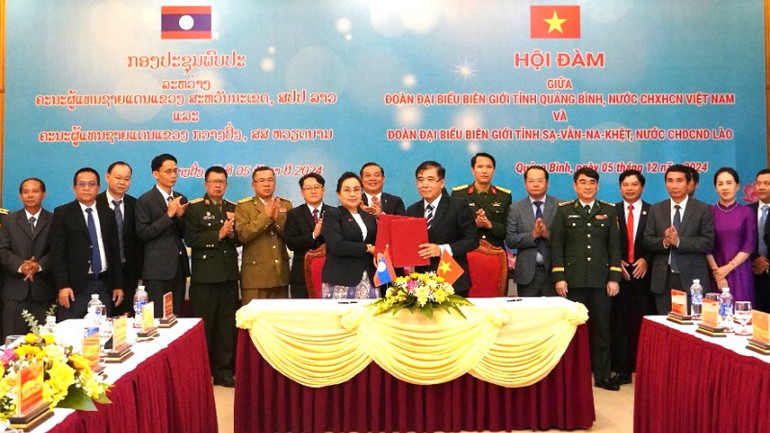 Đại diện hai tỉnh trao biên bản ký kết.