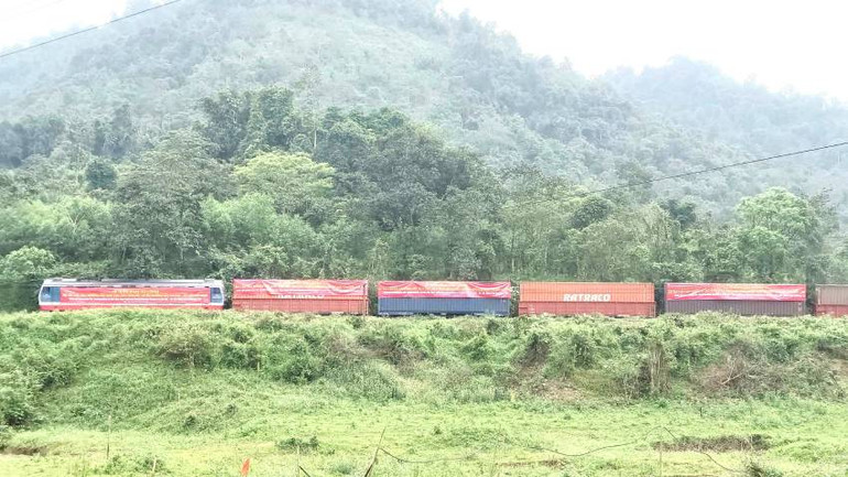 Một đoàn tàu qua cung đường đèo Khe Nét.