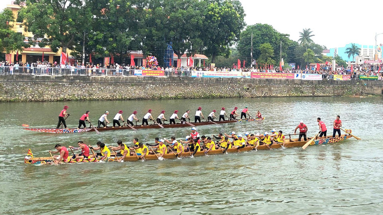 “Bơi về, đua lên” là cụm từ mà người dân Lệ Thủy thường nói để chỉ sự huyên náo, đan xen của lễ hội bơi đua truyền thống trên dòng Kiến Giang mừng Tết Độc lập.